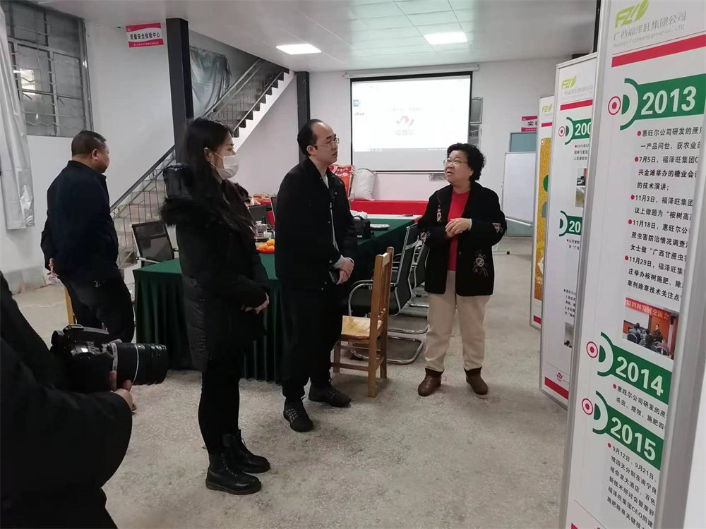 橫州市科技局賴局長(zhǎng)、公司董事長(zhǎng)周建群